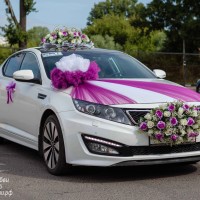пурпурные свадебные украшения на машину